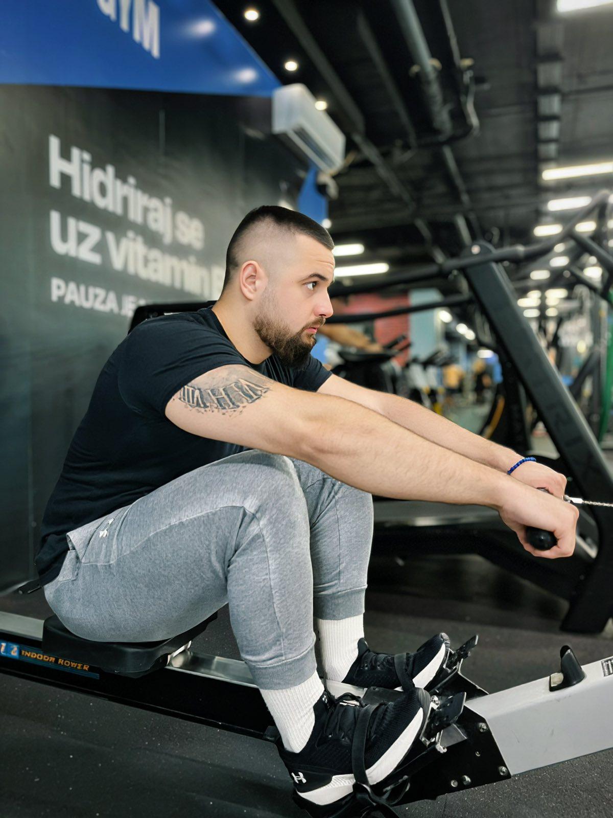 Veslanje vežba – jačanje leđa i ruku uz profesionalni nadzor