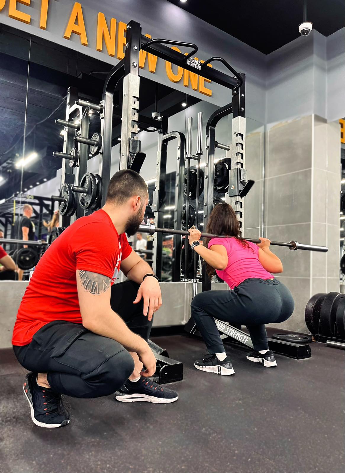 Čučanj vežba uz stručno vođenje fitnes instruktora